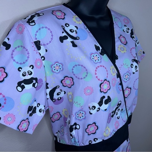 NEW ADAR MEDOUM SCRUBS TOP BELTED SHORT SLEEVE FLORAL PANDS PURPLE COLORFUL - Picture 2 of 9